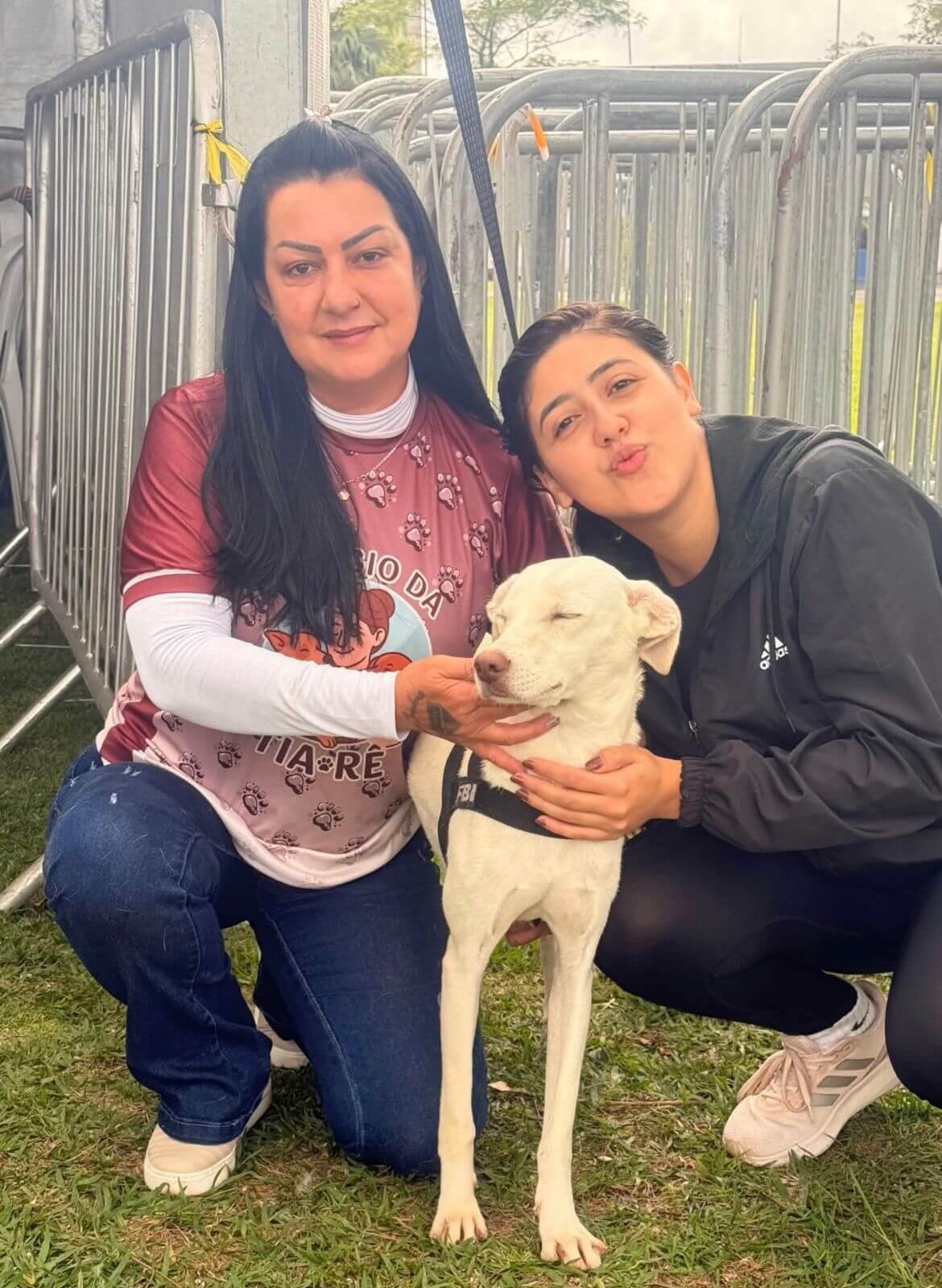 Adotante com o animal adotado no Refúgio da Tia Rê
